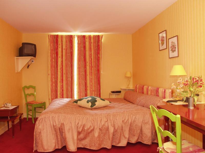 Logis Hotel O En Couleur Oucques-la-Nouvelle 外观 照片