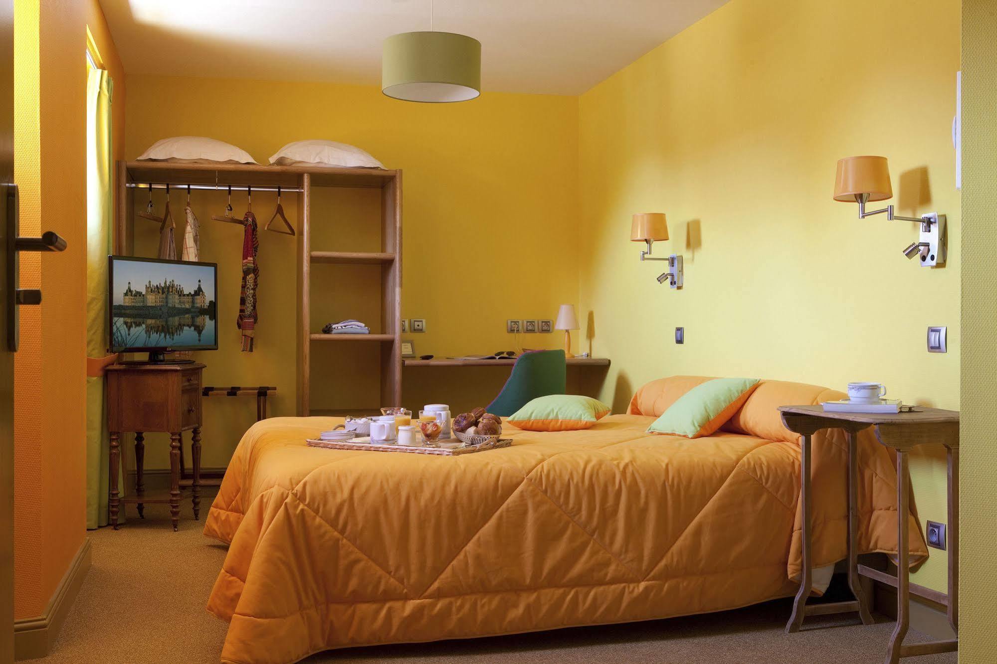 Logis Hotel O En Couleur Oucques-la-Nouvelle 外观 照片